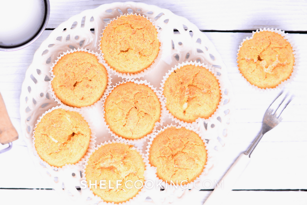 Image aérienne de muffins au pain de maïs sur une assiette blanche. - Cuisine d'étagère